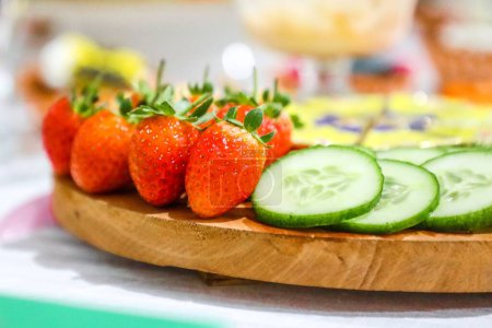 Téléchargez les photos : Plan rapproché d'une assiette alimentaire comprenant fraise, concombre à salade et fromage - en image libre de droit