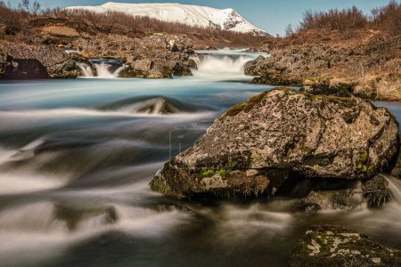 Foto de Un pintoresco plano del río Bruara en Islandia con un efecto de agua sedosa - Imagen libre de derechos