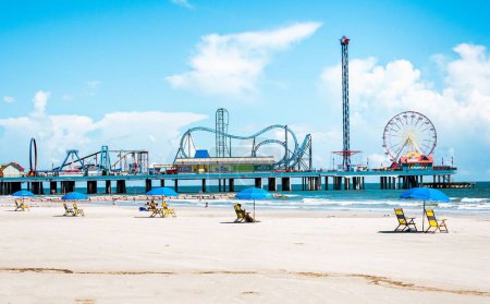 Foto de Un paisaje de la isla de Galveston Historic Pleasure Pier bajo un cielo azul nublado y la luz del sol - Imagen libre de derechos