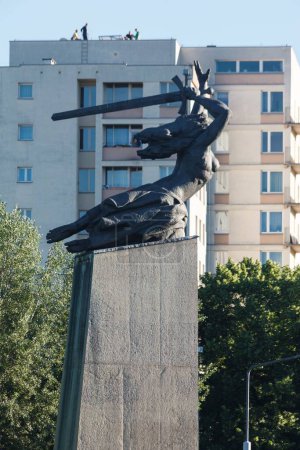 Foto de Monumento a los Héroes de Varsovia, escultura de una mujer sosteniendo una espada en Varsovia, Polonia - Imagen libre de derechos