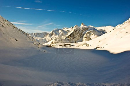 Téléchargez les photos : Les grandes montagnes couvertes de neige par une journée d'hiver ensoleillée sous le ciel bleu - en image libre de droit
