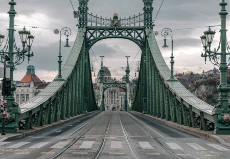 Téléchargez les photos : Une image d'un pont Liberty vide par une journée nuageuse à Budapest, Hongrie - en image libre de droit