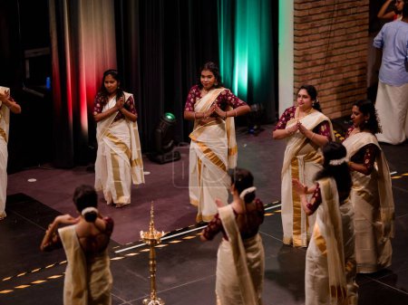 Foto de Hermosas chicas indias en vestidos tradicionales en un escenario en la celebración del festival Onam - Imagen libre de derechos