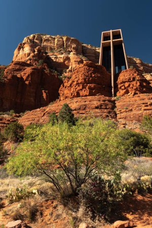 Téléchargez les photos : Un plan vertical de la chapelle de la Sainte-Croix avec les formations rocheuses de grès à Sedona, Arizona - en image libre de droit
