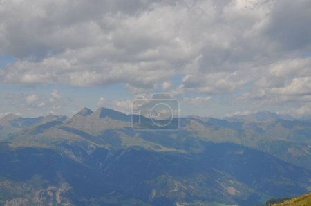 Téléchargez les photos : Un beau paysage de grandes montagnes des Alpes en Italie sous le ciel nuageux pendant la journée - en image libre de droit
