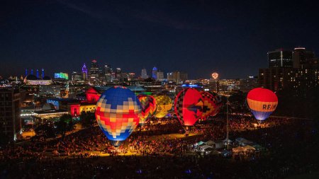 Téléchargez les photos : Vue aérienne d'énormes montgolfières au Musée national de la Première Guerre mondiale à Kansas City - en image libre de droit