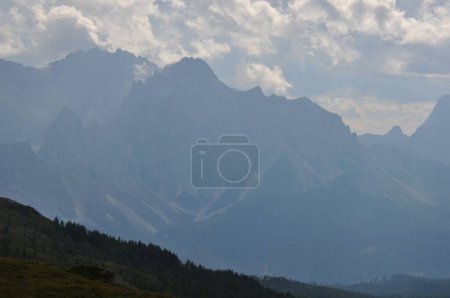 Téléchargez les photos : Un beau paysage de grandes montagnes des Alpes en Italie sous le ciel nuageux pendant la journée - en image libre de droit