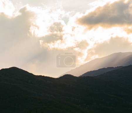 Téléchargez les photos : Une vue fascinante d'un coucher de soleil doré sur les montagnes - en image libre de droit