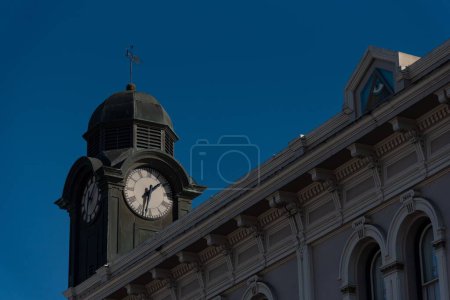 Téléchargez les photos : Vue en angle bas d'une tour d'horloge d'un bâtiment - en image libre de droit