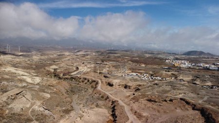 Téléchargez les photos : Une vue aérienne des nuages roulant sur les basses terres de Tenerife, îles Canaries en Espagne - en image libre de droit