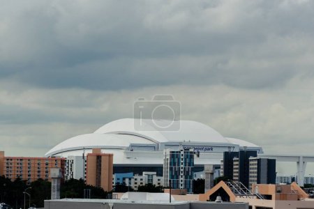 Téléchargez les photos : Une antenne d'un paysage urbain avec le bâtiment LoanDepot Stadium en arrière-plan à Miami - en image libre de droit