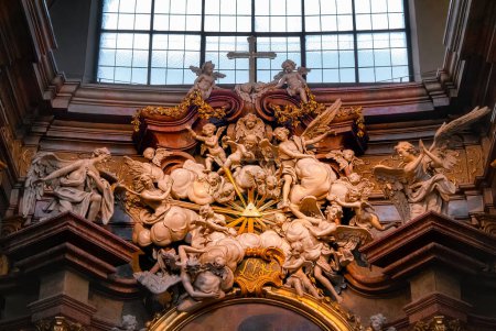 Téléchargez les photos : Un plan en angle bas de sculptures d'anges à l'autel d'une église à Vienne, Autriche - en image libre de droit