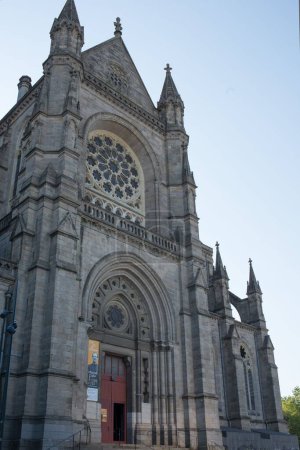 Téléchargez les photos : Un angle bas vertical une basilique envoûtante dans la ville de Rennes en France - en image libre de droit
