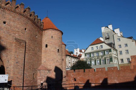 Téléchargez les photos : Une image des remparts historiques du château du 16ème siècle de Varsovie Barbican à Varsovie, Pologne - en image libre de droit
