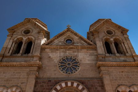 Téléchargez les photos : Vue en angle bas de la basilique cathédrale Saint François d'Assise sous le ciel bleu - en image libre de droit