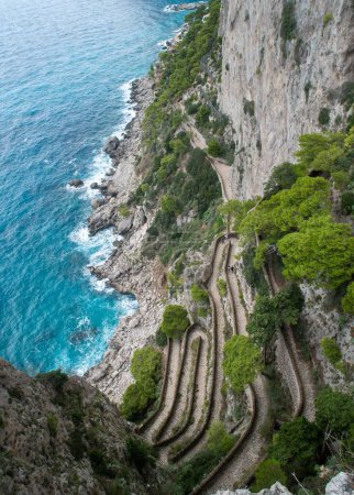 Téléchargez les photos : Vue verticale d'une belle mer à Capri, Italie - en image libre de droit