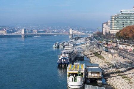 Téléchargez les photos : Une image de bateaux et bateaux sur la rive du Danube à Budapest, Hongrie - en image libre de droit