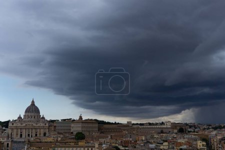 Téléchargez les photos : Un tir de drone de la chapelle de San Pietro et des maisons de Rome sous un ciel orageux - en image libre de droit