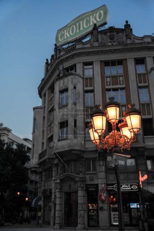 Foto de El palacio de Ristic en la plaza de la ciudad de Skopje en Macedonia - Imagen libre de derechos