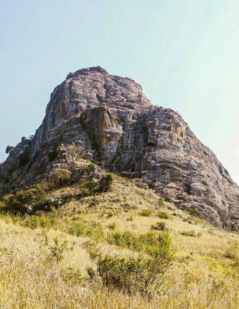 Foto de Un plano vertical de los pechos de Sheba y la roca de ejecución en un día soleado en el Santuario de Vida Silvestre de Mlilwane, Suiza - Imagen libre de derechos