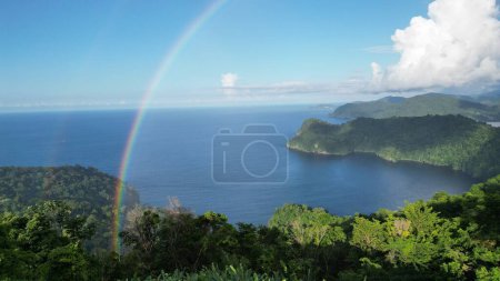 Téléchargez les photos : Un paysage fascinant d'une île tropicale luxuriante sous un double arc-en-ciel - en image libre de droit