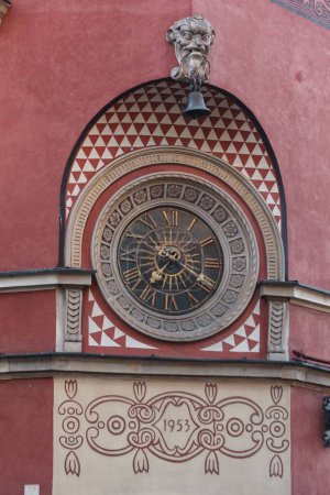 Téléchargez les photos : Plan vertical de l'horloge sur la façade d'un bâtiment historique dans la vieille ville de Varsovie, Pologne - en image libre de droit