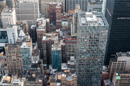 Téléchargez les photos : Un cliché de drone d'oeil d'oiseau des toits des gratte-ciel à Manhattan, New York City, USA - en image libre de droit