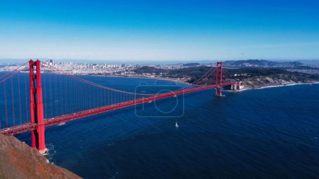 Foto de Un pintoresco disparo de dron del puente Golden Gate en San Francisco, California, EE.UU. - Imagen libre de derechos