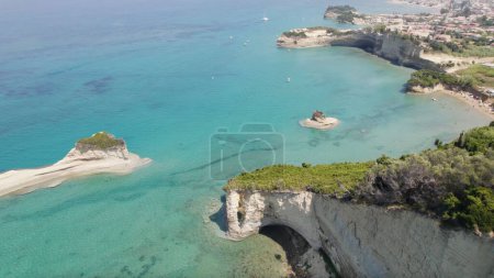 Foto de Vista aérea de la costa de Sidari y encantador mar azul, Corfú, Grecia - Imagen libre de derechos