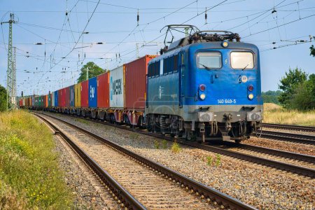 Téléchargez les photos : Gros plan d'un train de marchandises circulant sur des voies ferrées à travers Saarmund en Allemagne - en image libre de droit
