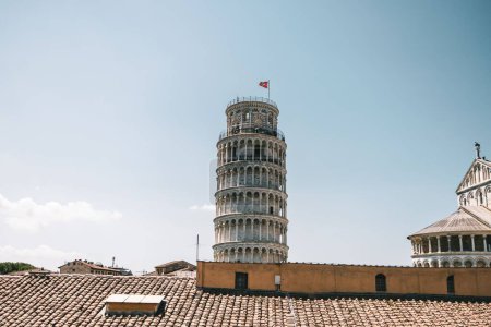 Foto de Una vista de la Torre Inclinada de Pisa desde arriba del techo en la Plaza de los Milagros, Italia. - Imagen libre de derechos