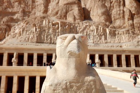 Téléchargez les photos : Un gros plan d'un monument dans le temple mortuaire de Hatchepsout à Deir el-Bahari, Egypte - en image libre de droit