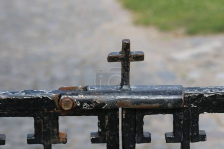 Téléchargez les photos : Gros plan d'une croix de métal rouillée. - en image libre de droit