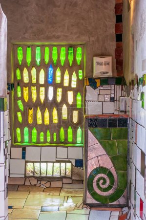 Téléchargez les photos : Les toilettes conçues par Hundertwasser à Kawakawa, Northland, Nouvelle-Zélande - en image libre de droit