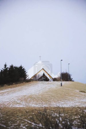 Téléchargez les photos : Vue verticale de la Bibliothèque Monique-Corriveau sur la colline enneigée - en image libre de droit