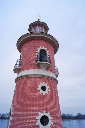 Téléchargez les photos : Vue verticale d'un vieux phare historique de Moritzburg, en Saxe, en Allemagne. - en image libre de droit