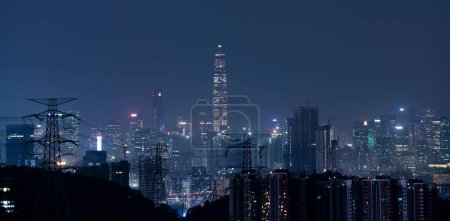 Téléchargez les photos : Un drone pittoresque tiré sur les gratte-ciel d'une ville la nuit - en image libre de droit