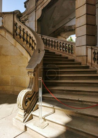Téléchargez les photos : Image verticale d'un escalier à Certosa di Padula, Campanie, Italie - en image libre de droit