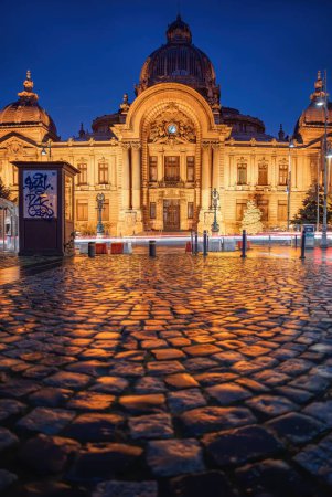 Téléchargez les photos : Plan vertical d'un palais de la CEC sur la rue Calea Victoriei la nuit, Bucarest - en image libre de droit