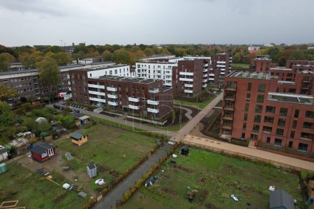 Foto de Una toma aérea de un complejo residencial de casas modernas, Hamburgo, Alemania - Imagen libre de derechos