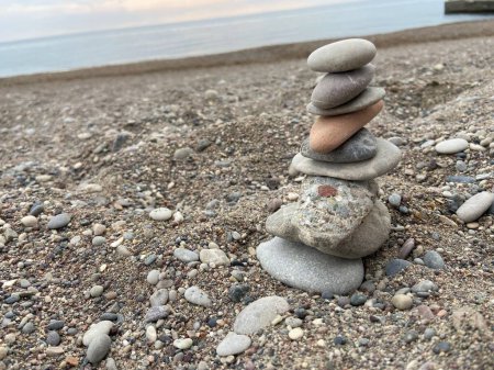 Téléchargez les photos : Une pile de pierre à la plage en Grèce - en image libre de droit