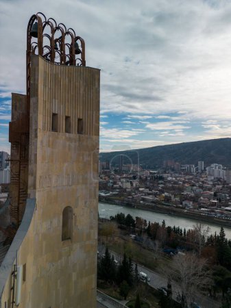 Téléchargez les photos : Un plan vertical du Palais des Rituels (Palais des Mariages) sous un ciel nuageux à Tbilissi, Géorgie - en image libre de droit