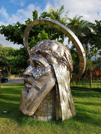 Téléchargez les photos : Une statue de Jésus-Christ sur l'île d'Ilhabela au Brésil - en image libre de droit