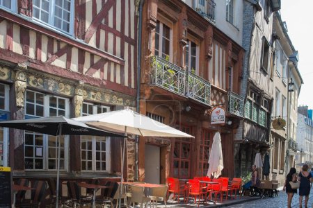 Téléchargez les photos : L'architecture des bâtiments, des cafés et la vie urbaine à Rennes, en France par une journée ensoleillée - en image libre de droit