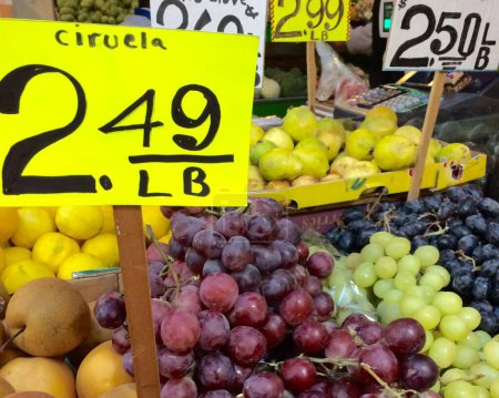 Foto de Un primer plano de alto ángulo de diferentes frutas mostradas en cajas con sus precios en ellas - Imagen libre de derechos