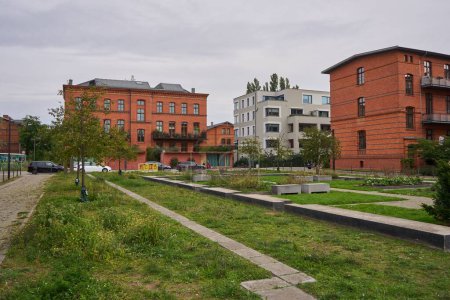 Téléchargez les photos : Un beau jardin à Berlin avec des bâtiments résidentiels en arrière-plan sous un ciel gris - en image libre de droit