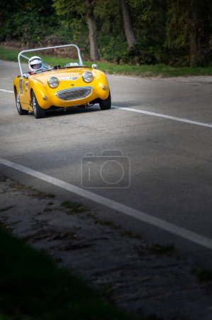 Foto de Un coche amarillo instalado durante una carrera de velocidad cuesta arriba del campeonato italiano en Pesaro - Imagen libre de derechos
