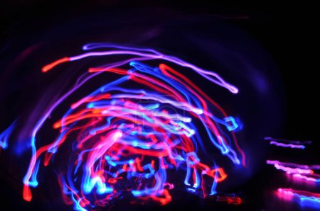 Foto de Un primer plano de luces de neón abstractas de colores - Imagen libre de derechos