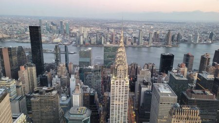 Téléchargez les photos : Un plan aérien de grands bâtiments à nyc, Etats-Unis avec une rivière en arrière-plan - en image libre de droit