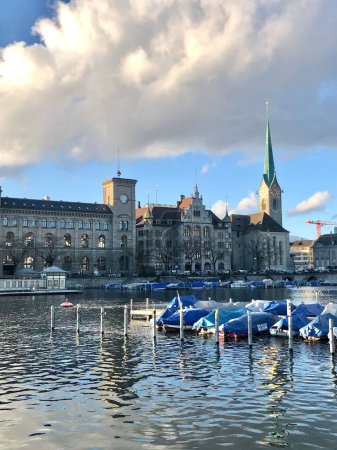 Foto de El horizonte de las torres de la iglesia de Fraumunster y otros edificios que rodean el lago Zurich en Suiza - Imagen libre de derechos